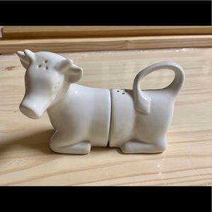 Cows front and rear salt and pepper shakers